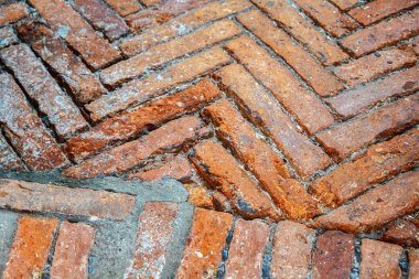 Kırmızı tuğlaların ayrıntıları şehir geçidi.