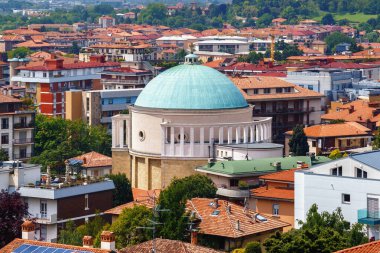 Katolik kilisesi Chiesa Parrocchiale di Santa Lucia ve İtalya 'nın kuzeyindeki Bergamo' daki tarihi binaların manzarası. Bergamo, Alp Lombardy bölgesinde bir şehirdir..