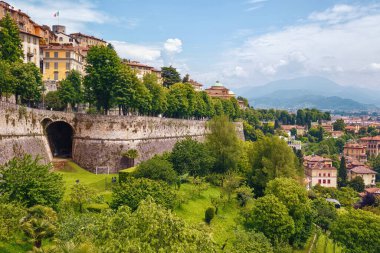 Kuzey İtalya 'daki ünlü Venedik duvarlarının (Citta Alta) manzarası. Bergamo, Alp Lombardy bölgesinde bir şehirdir..