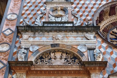 Cappella Colleoni 'nin ayrıntıları (1472 ve 1476 yılları arasında mermer elementlerle inşa edilmiştir) Santa Maria Maggiore Bazilikası' na aittir. Büyük bir kasaba kilisesidir ve 1137 yılında kurulmuştur. Bergamo, İtalya.