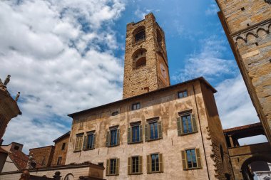 Yukarı Bergamo 'daki Bergamo Belediye Binası' nın (Citta Alta) antik kulesinin manzarası. İtalya.