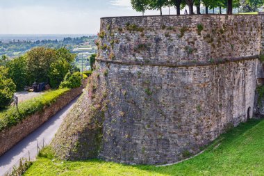Kuzey İtalya 'daki ünlü Venedik duvarlarının (Citta Alta) manzarası. Bergamo, Alp Lombardy bölgesinde bir şehirdir..