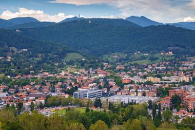 Bergamo 'nun havadan panoramik görüntüsü. İtalya.