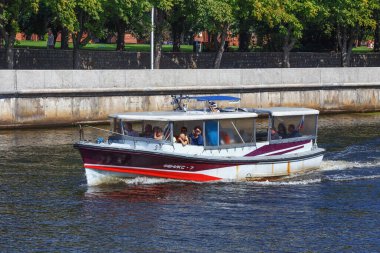 KALININGRAD, RUSSIA - 22 AĞUSTOS 2019: Pregolya nehrinde yolcularla birlikte şehir turu yapan bir tekne.