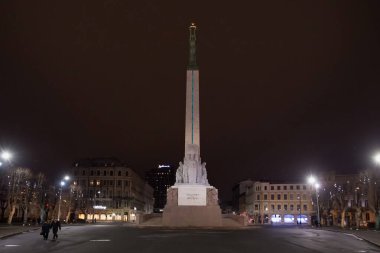 RIGA, LATVIA - 14 HAZİRAN 2018: Özgürlük Anıtı 'nın gece manzarası. Letonya Bağımsızlık Savaşı (1918-1920) sırasında öldürülen askerlerin anısına yapılan bir anma törenidir.). 