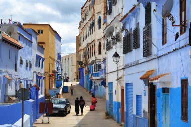 CheFCHAOUEN, MoroCCO - 29 Mayıs 2017: Chaouen 'deki Medine' nin mavi duvarlarının görüntüsü. Şehir binalarının mavi tonlarıyla ünlüdür ve bu Şef 'i ziyaretçiler için çok çekici kılar..