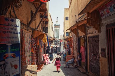 Fez, MoroCCO - 31 Mayıs 2017: Medina 'nın Medine bölgesinde tanınmayan bir kız. Fez 'in Medina' sı Dünya Mirası Listesi 'nde yer almaktadır ve dünyanın en büyük yaya bölgelerinden biridir..