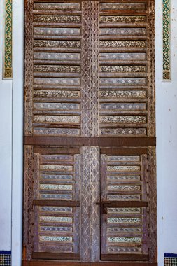 FEZ, MoroCCO - Haziran 02, 2017 Dar Batha 'daki eski ahşap kapı. Eski kraliyet sarayı, 19. yüzyılda Alaouite Sultan I. Hasan tarafından inşa edildi.