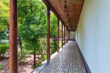 Fez, MoroCCO - Haziran 02, 2017: Dar Batha 'da yan galeri. Eski kraliyet sarayı 19. yüzyılda Alaouite Sultan I. Hasan tarafından inşa edildi, şimdi bir ulusal sanat, etnoğrafya, kültür müzesi..