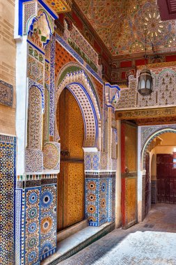 FEZ, MOROCCO - Haziran 02, 2017: Güneydoğu köşesinde boyalı ahşap, oyma sıva ve zellij ile çevrili Moulay Idris II (Fas 'ı 807' den 828 'e kadar yöneten) zawiya' ya küçük kapı.