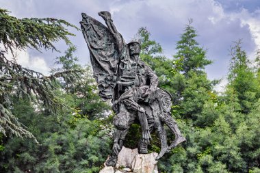 BERGAMO, ITALY - 21 Mayıs 2019: Heykeltıraş Mario Della Casa tarafından Alp Grubu 'nun (Gruppo Alpini Campagnola) anısına yapılan heykel kompozisyonu).