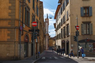 BERGAMO, İtalya - 22 Mayıs 2019: Kuzey İtalya 'daki Aşağı Bergamo (Citta Bassa)' daki tarihi binaların manzarası. Bergamo, Alp Lombardy bölgesinde bir şehirdir..