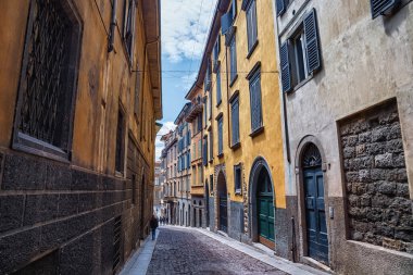 BERGAMO, İtalya - 22 Mayıs 2019: Yukarı Bergamo 'daki eski tarihi caddelerin görüntüsü (Citta Alta). Bergamo kuzey İtalya 'nın Alp Lombardiya bölgesinde bir şehirdir..