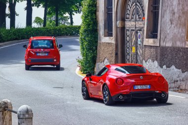 BERGAMO, İtalya - 22 Mayıs 2019: Alfa Romeo 4C arabası yolda. Alfa Romeo Mito üç kapılı, önden çekişli bir süpermini. Alfa Romeo Otomobiller S.P.A. İtalyan premium otomobil üreticisi.