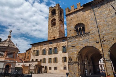 BERGAMO, ITALY - 22 Mayıs 2019: Yukarı Bergamo 'daki Bergamo Belediye Binası' nın (Citta Alta) tarihi binalarının ve Piazza Duomo caddesindeki eski tarihi binaların görüntüsü).