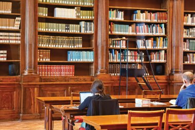 BERGAMO, İtalya - 22 Mayıs 2019: Ünlü Bergamo kütüphanesindeki kitaplıklar Biblioteca Civica Angelo Mai.