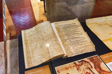 BERGAMO, İtalya - 22 Mayıs 2019: Ünlü Bergamo kütüphanesindeki antik İtalyan kitapları Biblioteca Civica Angelo Mai.