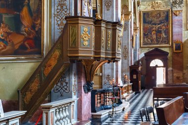 BERGAMO, İtalya - 22 Mayıs 2019: Bergamo 'daki Katolik Kilisesi Sant Agata nel Carmine' da tahta ambon.
