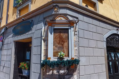 BERGAMO, ITALY - 22 Mayıs 2019: Bebek İsa ile Bakire Meryem 'in ikonu Yukarı Bergamo' daki tarihi binalardan birinin köşesinde (Citta Alta).