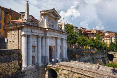BERGAMO, İtalya - 22 Mayıs 2019: Bergamo Porta San Giacomo kapısı görüntüsü. Venedik duvarlarından geçerek yukarıdaki Bergamo şehrine uzanan kapısı 1592 yılında pembemsi beyaz mermerden inşa edilmiştir..