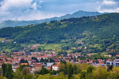BERGAMO, İtalya - 22 Mayıs 2019: Kuzey İtalya 'daki Bergamo kasabasının manzarası. Bergamo, Lombardiya bölgesinde bir şehirdir..