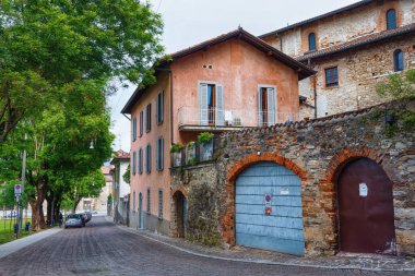BERGAMO, İtalya - 22 Mayıs 2019: Yukarı Bergamo 'daki eski yerleşim yerlerinin manzarası (Citta Alta).