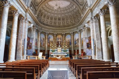 BERGAMO, İtalya - 22 Mayıs 2019: Bergamo 'daki Neo klasik Sant' Andrea kilisesinin ana mihrabı. Kilise 1837 'de Ferdinando Crivelli tarafından yeniden inşa edildi.. 