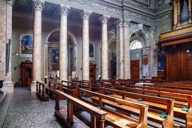 BERGAMO, İtalya - 22 Mayıs 2019: Bergamo 'daki Neo klasik Sant' Andrea kilisesinin içi. Kilise 1837 'de Ferdinando Crivelli tarafından yeniden inşa edildi.. 