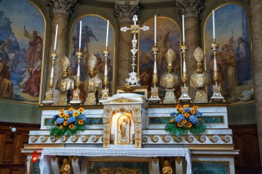 BERGAMO, İtalya - 22 Mayıs 2019: Bergamo 'daki Neo klasik Sant' Andrea kilisesinin ana sunağının ayrıntıları. Kilise 1837 'de Ferdinando Crivelli tarafından yeniden inşa edildi..