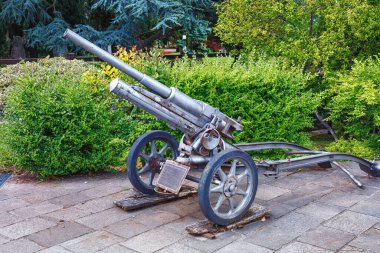 BERGAMO, İtalya - 22 Mayıs 2019: Eski top silahı (Cannone Anticarro 47-32, Terni, 1935) Bergamo Kalesi 'nin parkında. Rocca di Bergamo Müzesi, Bergamo Tarih Müzesi 'nin bir parçasıdır.
