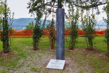 BERGAMO, İtalya - 22 Mayıs 2019: Bergamo Kalesi 'nin parkında Düşen ve Kaybolan Aileler Ulusal Birliği Savaş Anıtı (Rocca di Bergamo). 