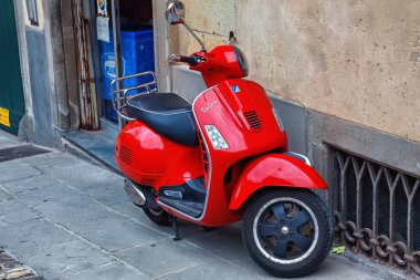 BERGAMO, İtalya - 22 Mayıs 2019: Bergamo 'da sokakta kırmızı popüler İtalyan scooter Vespa.