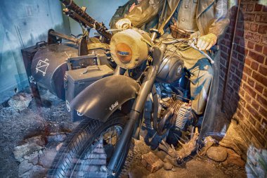 GDANSK, POLAND - 14 Mayıs 2017: Gradowa Dağı 'ndaki tarihi kalelerin açık müzesinde Alman askerlerinin mankenlerinin yer aldığı müzenin bir bölümü. 