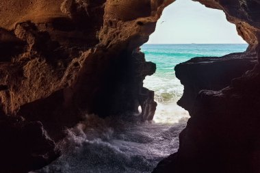 Cape Spartel, Fas 'taki Herkül Mağaraları' nın manzarası. Atlantik Okyanusu yakınlarındaki bir arkeolojik mağara, Tanca 'nın 14 kilometre batısında, popüler bir turistik ilgi merkezi..
