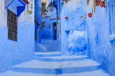 Chefchaouen, Fas 'taki Medine' nin mavi duvarlarının manzarası. Chaouen olarak da bilinen şehir, binalarının mavi tonlarıyla ünlüdür ve bu Şef 'i ziyaretçiler için çok çekici kılar..
