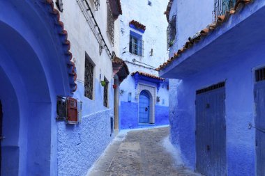Chefchaouen (Chaouen), Fas 'taki Medine' deki eski evlerden birine giriş. Şehir binalarının mavi tonlarıyla ünlüdür ve bu Şef 'i ziyaretçiler için çok çekici kılar..