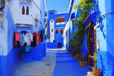 Chefchaouen, Fas 'taki Medine' nin mavi duvarlarının manzarası. Chaouen olarak da bilinen şehir, binalarının mavi tonlarıyla ünlüdür ve bu Şef 'i ziyaretçiler için çok çekici kılar..
