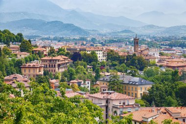 Kuzey İtalya 'daki eski Bergamo kasabasının hava manzarası. Bergamo, Alp Lombardy bölgesinde bir şehirdir..