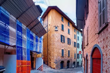 Bergamo 'daki eski tarihi caddelerin manzarası. İtalya.