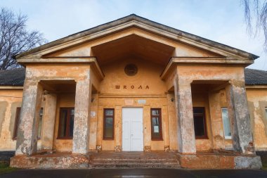 KOSA, BALTIC SPIT, RUSSIA - 02 Ocak 2021: Eski İlköğretim Okulu No. Vistula tükürüğünde 3 tane. Şu anda tarih müzesinin binası. Baltiysk Yakınları. 