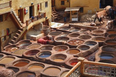 Fez, MoroCCO - 31 Mayıs 2017: Fez 'deki tabakhane. Şehirdeki bronzlaşma sektörü başlıca turizm merkezlerinden biri olarak kabul ediliyor. Tabakhaneler boya dolu yuvarlak taş kuyularıyla dolu.