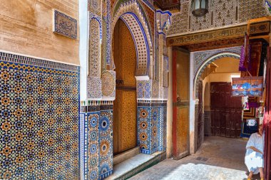 FEZ, MOROCCO - Haziran 02, 2017: Güneydoğu köşesinde boyalı ahşap, oyma sıva ve zellij ile çevrili Moulay Idris II (Fas 'ı 807' den 828 'e kadar yöneten) zawiya' ya küçük kapı.