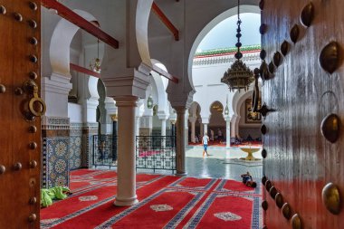 FEZ, MOROCCO - Haziran 02, 2017: Moulay Idris II 'li Zawiya' nın avlusu (Fas 'ı 807' den 828 'e yöneten ve Fes şehrinin ana kurucusu olarak kabul edilen Idris II' nin mezarını içerir.)