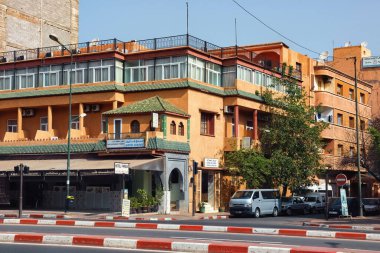 MARRAKESH, MOROCCO - HAZİRAN 03, 2017: Güneşli bir günde Marakeş 'teki kırmızı duvarlı yerleşim yerlerini görmek.