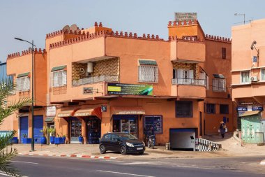MARRAKESH, MOROCCO - HAZİRAN 03, 2017: Güneşli bir günde Marakeş 'teki tipik kırmızı duvarlı yerleşim yerlerini görmek. 