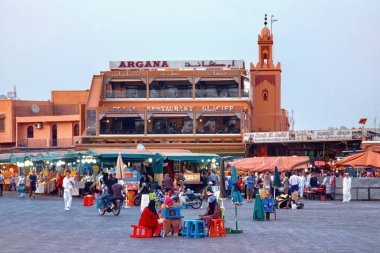 MARRAKESH, MOROCCO - Haziran 03, 2017: Ünlü Jemaa el-Fnaa meydanında (ayrıca Jemaa el-Fna, Djema el-Fna, veya Djemaa el-Fnaa) akşam yemeği. Medine 'de turistler tarafından popüler olan bir pazar ve meydan.. 