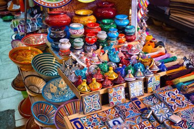 MARRAKESH, MOROCCO - HAZİRAN 04, 2017: Güneşli bir günde Marakeş 'in Medine' sindeki pazar yerinde renkli tagine kapları. 
