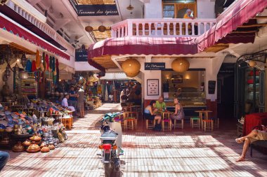 MARRAKESH, MOROCCO - HAZİRAN 04, 2017: Güneşli bir günde Marakeş Medine 'deki pazar ve kafe manzarası.