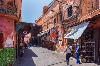 MARRAKESH, MOROCCO - HAZİRAN 04, 2017: Güneşli bir günde Marakeş 'in Medine' sindeki tarihi dar sokakların manzarası.