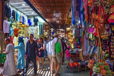 MARRAKESH, MOROCCO - HAZİRAN 04, 2017: Güneşli bir günde Marakeş Medine 'deki pazarı görmek.